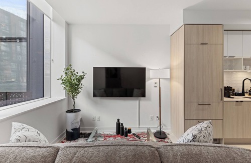 West Don Lands House | Modern 1 BDR 1.5 BTH Townhouse Distillery District