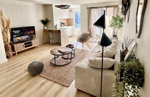 L'Isle-d'Abeau Apartment | Modern 1 Bdr + Balcony + Free Parking + AC + Pool
