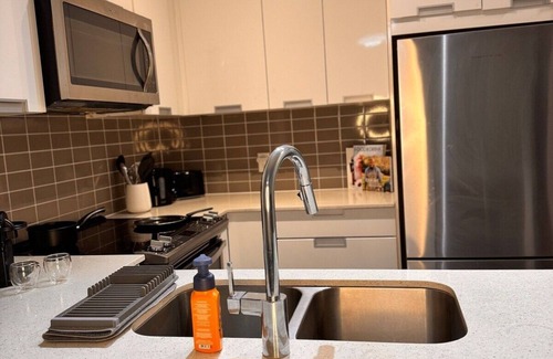 Hurontario Apartment | Modern 1-Bed+ Den Condo in Sauga|Pool, Gym & More!