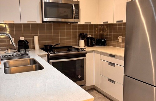 Hurontario Apartment | Modern 1-Bed+ Den Condo in Sauga|Pool, Gym & More!