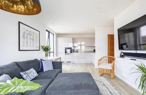 Coldharbour Apartment | Modern 1 bed l City views l Work Space