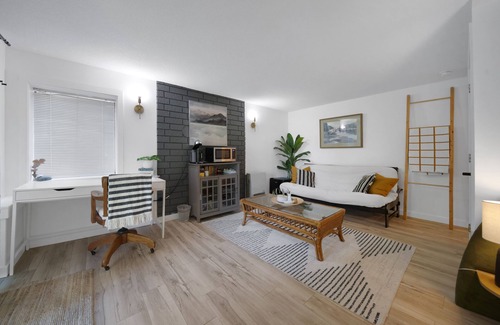 Regional District of Nanaimo House | Modern 1 Bed Suite Close to Town & Westwood Lake