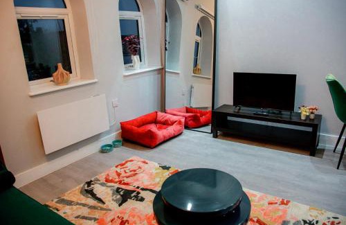 Slough Apartment | Modern 1-Bedroom Apartment in Slough with Parking