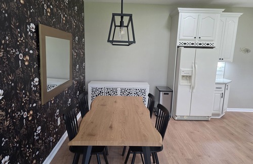 Porters Sideling Apartment | Modern 1 Bedroom Apartment withBackyard and deck access