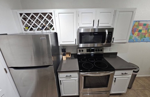 Deer Valley Condo | Modern 1-bedroom condo in North PHX with pool/spa