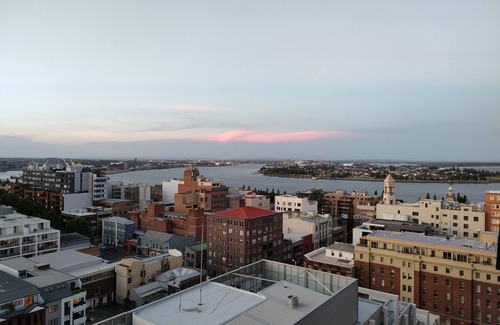 Newcastle Apartment | Modern 1 Bedroom Unit, near Beach with City and Harbour views, parking and WiFi