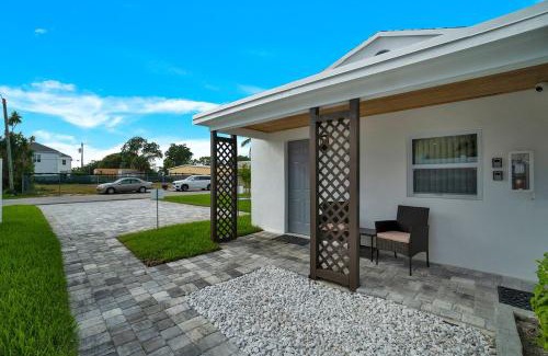 Delray Beach Apartment | Modern 1 bedroom Vacation apartment with Pool C