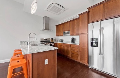 Downtown Pittsburgh House | Modern 1 BR Across from PPG Arena | Parking