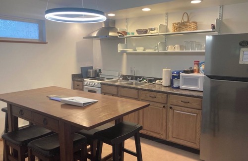 Juneau House | Modern 1 BR House w/comfy bed, minutes from airport/ferry - self check in