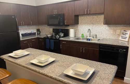 South Main Apartment | Modern 1 BR Suite + Comfy KING bed + Pool + Gym