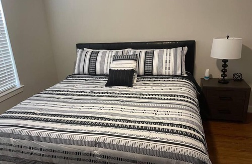 South Main Apartment | Modern 1 BR Suite + Comfy KING bed + Pool + Gym