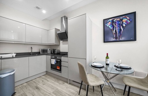 Slough Apartment | Modern 1 DBL Bed APT- w/Free Parking On-site- Slough