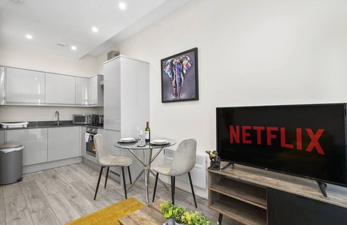 Slough Apartment | Modern 1 DBL Bed APT- w/Free Parking On-site- Slough