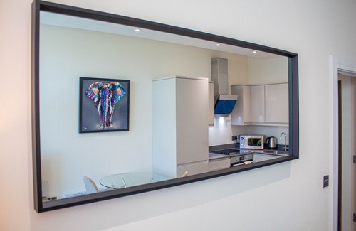 Slough Apartment | Modern 1 DBL Bed APT- w/Free Parking On-site- Slough
