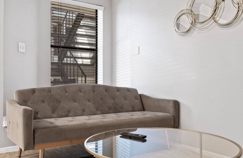 Brentwood Apartment | Modern 1B in Hyde Park City Skyline View Pool