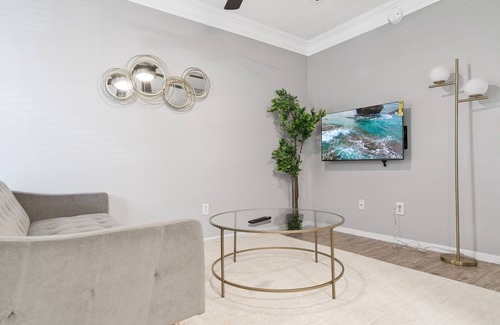 Brentwood Apartment | Modern 1B in Hyde Park City Skyline View Pool