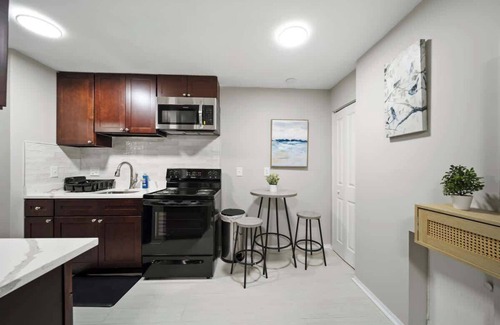 Hazel Park Apartment | Modern 1BD Apartment Near Ferndale