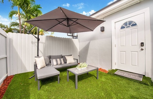 Ludlam Apartment | Modern 1BR 15min to MIA Kitchen & Private Entrance