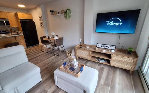 Lower Mount Royal Apartment | Modern 1br Apt, Up to 4 people, Steps to 17th Ave, Downtown & Stampede