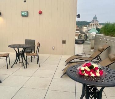 Cote-Des-Neiges—Notre-Dame-De-Grace Apartment | Modern 1BR Condo w Balcony Free Parking & Gym Near Metro & Downtown