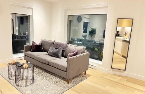 Cote-Des-Neiges—Notre-Dame-De-Grace Apartment | Modern 1BR Condo w Balcony Free Parking & Gym Near Metro & Downtown