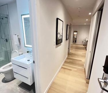 Cote-Des-Neiges—Notre-Dame-De-Grace Apartment | Modern 1BR Condo w Balcony Free Parking & Gym Near Metro & Downtown