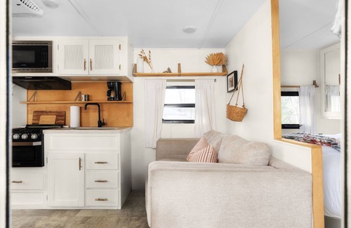 South Manchaca House | Modern 1BR Home on an Eco Farm! Great Location!