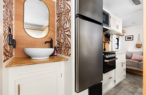 South Manchaca House | Modern 1BR Home on an Eco Farm! Great Location!