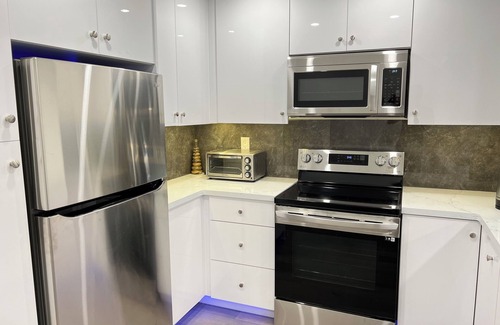 Richmond Hill Apartment | Modern 1BR Lower Unit With Private Entrance+Full-Kitchen+Queen Bed+Free Parking