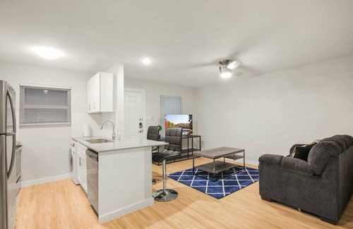 Hyde Park House | Modern 1BR Near UT Hyde Park Evonify