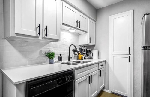 Brentwood Apartment | Modern 1BR Retreat | Pool | 10 Minutes to Austin