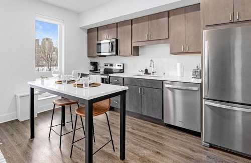 Riverview Apartment | Modern 1BR Skyline Views Rooftop + Pool