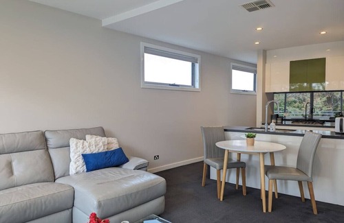 Curtin Apartment | Modern 1br split-level apartment
