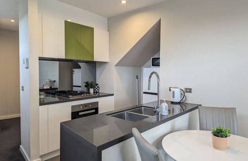 Curtin Apartment | Modern 1br split-level apartment