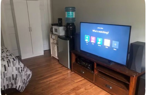Dartmouth House | Modern 1BR suite centrally located
