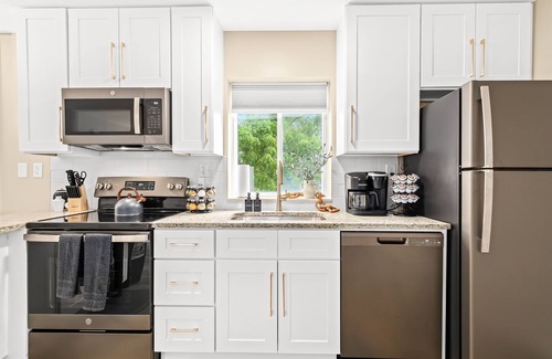 Roseville Apartment | Modern 1BR Upper Flat | King Bed + In-Unit Laundry