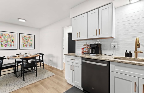 Royal Oak Apartment | Modern 1BR Upper Flat in Royal Oak