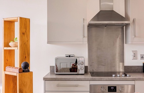 Thamesfield Apartment | Modern 1BR w/balcony & city view, Wandsworth