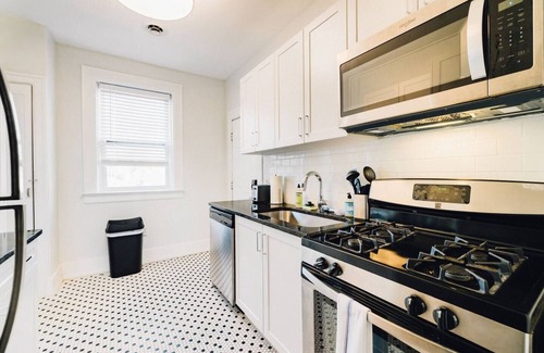 Detroit Apartment | Modern 2/1 Apt near the Villages | Free Parking