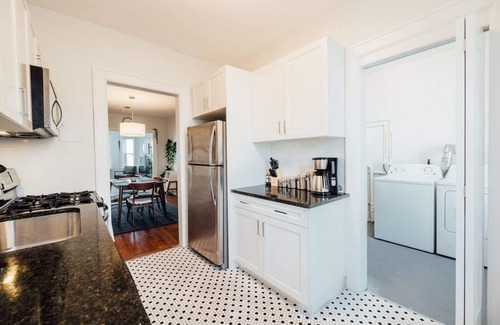 Detroit Apartment | Modern 2/1 Apt near the Villages | Free Parking