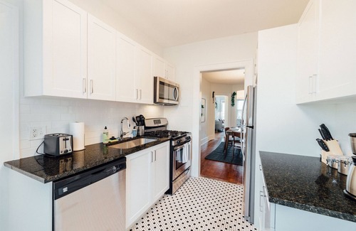 Detroit Apartment | Modern 2/1 Apt near the Villages | Free Parking