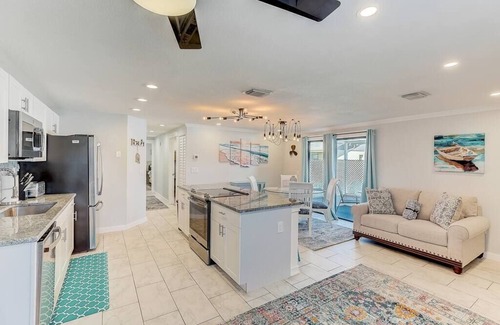 South Bradenton Condo | *Modern 2/2 condo w/pool 6 mins to IMG*