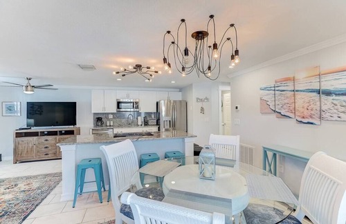 South Bradenton Condo | *Modern 2/2 condo w/pool 6 mins to IMG*