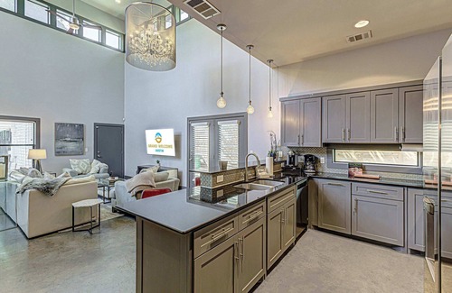 Govalle House | Modern 2 BDR w/Loft and Private Cocktail Pool!