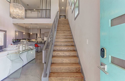 Govalle House | Modern 2 BDR w/Loft and Private Cocktail Pool!