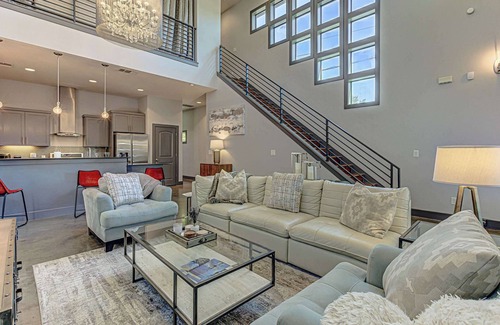 Govalle House | Modern 2 BDR w/Loft and Private Cocktail Pool!