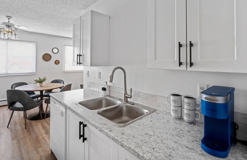 Fort McMurray Apartment | Modern 2 Bed 1bath Fort Mcmurray Fast Wi-fi Newly Reno