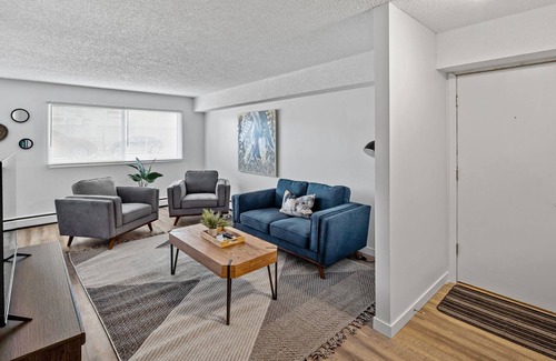 Fort McMurray Apartment | Modern 2 Bed 1bath Fort Mcmurray Fast Wi-fi Newly Reno