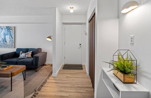 Fort McMurray Apartment | Modern 2 Bed 1bath Fort Mcmurray Fast Wi-fi Newly Reno
