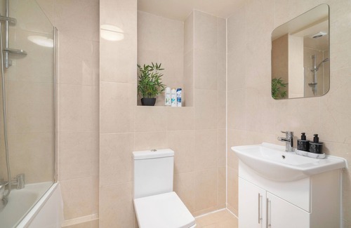Camden Town Apartment | Modern 2-Bed 2-Bath Flat in Camden – Sleeps 6, Walk to Tube!